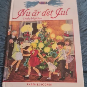 Nu är det Jul - i hela Norden - En mysig bok som fångar julstämningen i Norden med berättelser, recept och traditioner. Perfekt för att komma i julstämning med familjen. Innehåller illustrationer och tips på julgodis som kola och choklad. En härlig blandning av kultur och festligheter!