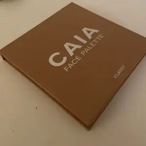 Säljer en CAIA Face Palette i nyansen Classy. Paletten innehåller fyra olika produkter: bronzer, rouge, highlighter och contour. Perfekt för att skapa en naturlig och fräsch look. Kompakt och lätt att ta med sig i väskan. Använd några gånger men i bra skick!