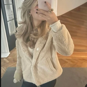 Päls/teddyjack🌟 - Säljer mind jätte najs pälsjacka som är super mysig, dock har en av 3 knappar gått upp lite  längst ned❤️