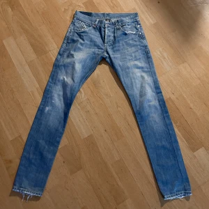 DONDUP jeans - Säljer riktigt grischiga DONDUP jeans i storlek 32 med slitningar. Byxorna är använda ett par gånger. Skriv PM om frågor.