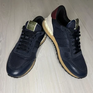 Valentino Rockrunner  - Tja säljer nu ett par mörkblåa Valentino Rockrunners i väldigt bra skick för endast 2799kr!  Storlek 41 passar även 42. Pris är ej hugget i sten, hör av dig i dm vid funderingar! 🙌