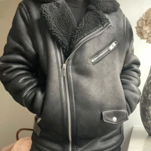 Shearlingjacka från Zara - Superfin svart shearling från Zara. Knappt använd. Varm och klassiskt trendig. Strl L men passar allt från S-L beroende på vilken passform man önskar. Jag väljer normalt strl 36, och på bilderna syns hur den sitter på mig.
