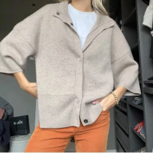 Beige soft goat kofta med trekvartsärm - Säljer denna eftertraktade soft goat koftan, i beige. Knappt använd. Storlek L men skulle absolut säga att den passar S-M bättre. ❣️