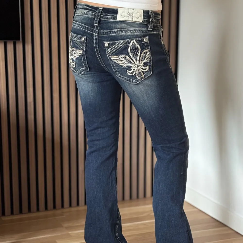 Bootcut jeans från miss me. Snygg design. Bra skick, se bild. Mått: Innerbenslängd: 79cm   Midjemått rakt över: 35cm Modellen är 166cm lång. Fler bilder finns. Skriv gärna ifall du har några frågor! 💗OBS litet hål finns på sidan av benet, kontakta för bild 💕. Jeans & Byxor.