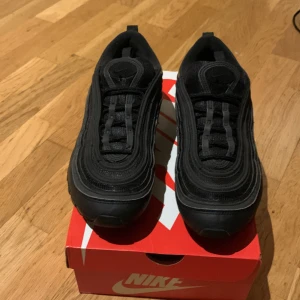 Svarta Nike sneakers - Säljer ett par svarta Nike Air Max 97. Mycket bra skick. Sköna och snygga. Storlek 42 men passar även 41. Pris kan diskuteras.