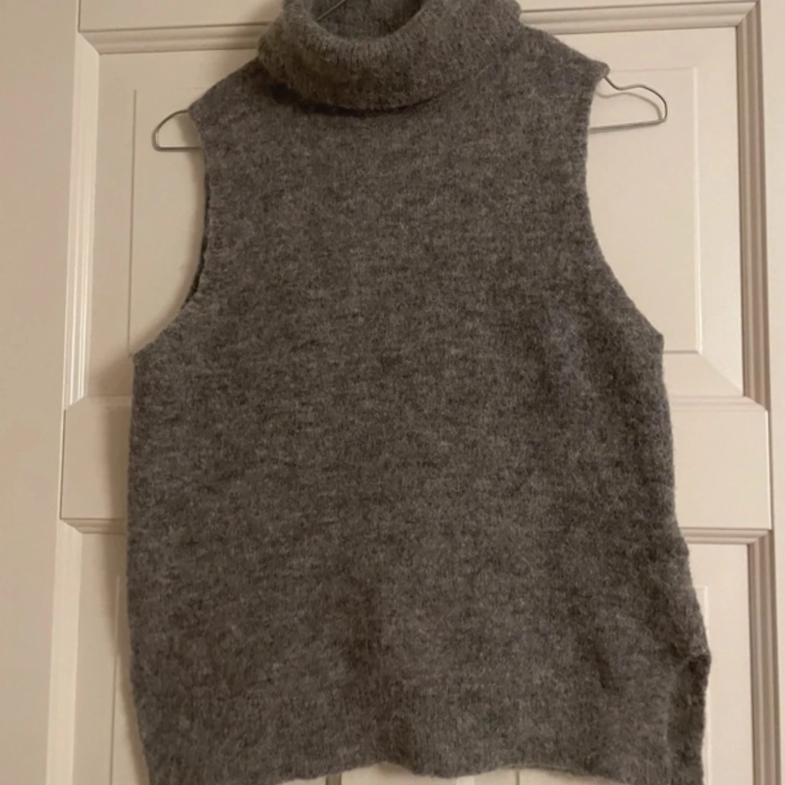 Grå ärmlös polotröja från MSCH - 91