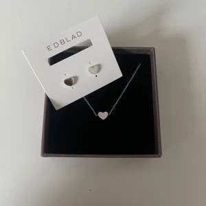 edblad smycken - säljer dessa oanvända örhängen och armband från edblad 💕 ordinarie pris går att se på bilderna, 175kr styck eller 300kr för båda!