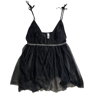 Ann Summers linne - Svart meshtopp med paljetter och pärldetaljer 🤍Strl 40-42, alltså L-XL. Byst: 34 cm. Längd: 61 cm. Ingen bild på då den inte passar mig.