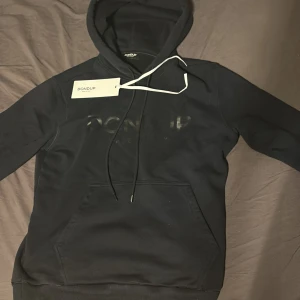 Dondup hoodie  - Tjena! Säljer nu en riktigt fet hoodie från dondup i storlek S men passar mer som M, hoodien är i nyskick inga defekter eller skador! Ny pris ligger runt 2000 och säljer min för 999 så ett rikigt dunder pris! Vid mer frågor eller funderingar så är det bara skriva till mig. // Mvh timelessfashion 😃