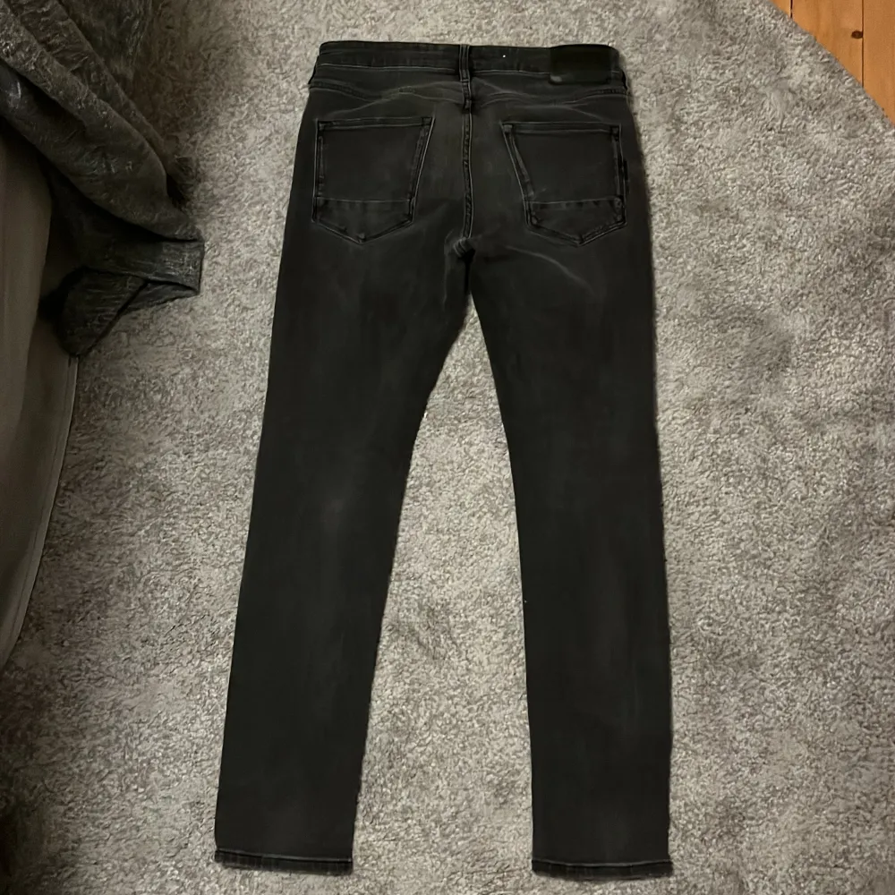 Säljer nu mina grå scotch&soda jeans då jag växt ur dem. Snygg grå färg som passar till de flesta kläder. Skick 8/10. Storlek 32L 33W, passar dig som är runt 185. Tveka inte att skriva vid fundering!. Jeans & Byxor.