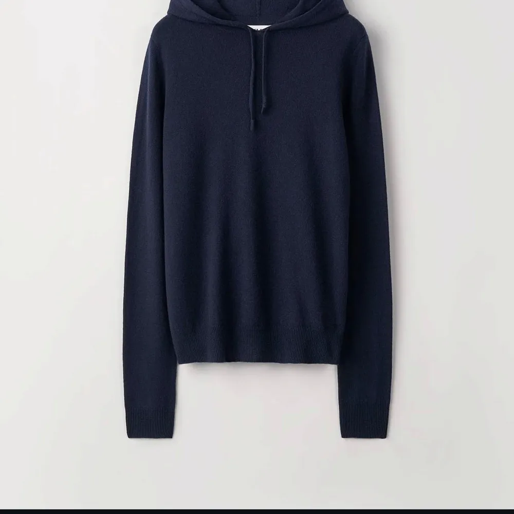 Säljer en mörkblå hoodie från Soft Goat i mycket bra skick. Den är perfekt för höst och vinter. Storlek M men passar mellan XS-M beroende på vad man vill ha för passform. Tror inte den går att köpa längre och tror nypris låg kring 2500kr. Tröjor & Koftor.