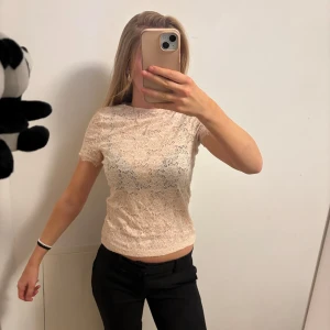 Beige spetsblus - Säljer en superfin beige spetsblus i mycket bra skick. Den har korta ärmar och en tight passform som framhäver figuren. Perfekt för både vardag och fest! 💖