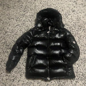 Moncler Maya - Moncler Maya Passar perfekt in till vintertiden! Storlek 2  Inga defekter alls Stabil jacka!