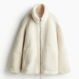 Teddy jacka h&m - Säljer den populära Teddyjackan från H&M i den ljusaste krämvita färgen! Bra skick 🧡 strl XS men ovetande så sitter som en S. Pris kan sänkas vid snabb affär! Bara lite blå ENDAST på insidan så syns ej, från när jag tvättade den 
