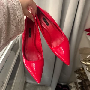 Röda pumps från Vices - Snygga röda pumps från Vices. De har en spetsig tå och en elegant klack, perfekta för festliga tillfällen. Skorna är använda endast 1 tillfälle och ger en färgklick till vilken outfit som helst. Storlek 38! 150kr❣️🍓❤️