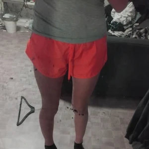 Rosa träningsshorts - Säljer ett par knalliga rosa träningsshorts i bra skick. De är perfekta för sommarens alla träningspass och har en loose passform för extra komfort. Shortsen är gjorda i ett lätt och luftigt material, vilket gör dem idealiska för varma dagar. Perfekta för dig som vill sticka ut på gymmet eller löprundan!