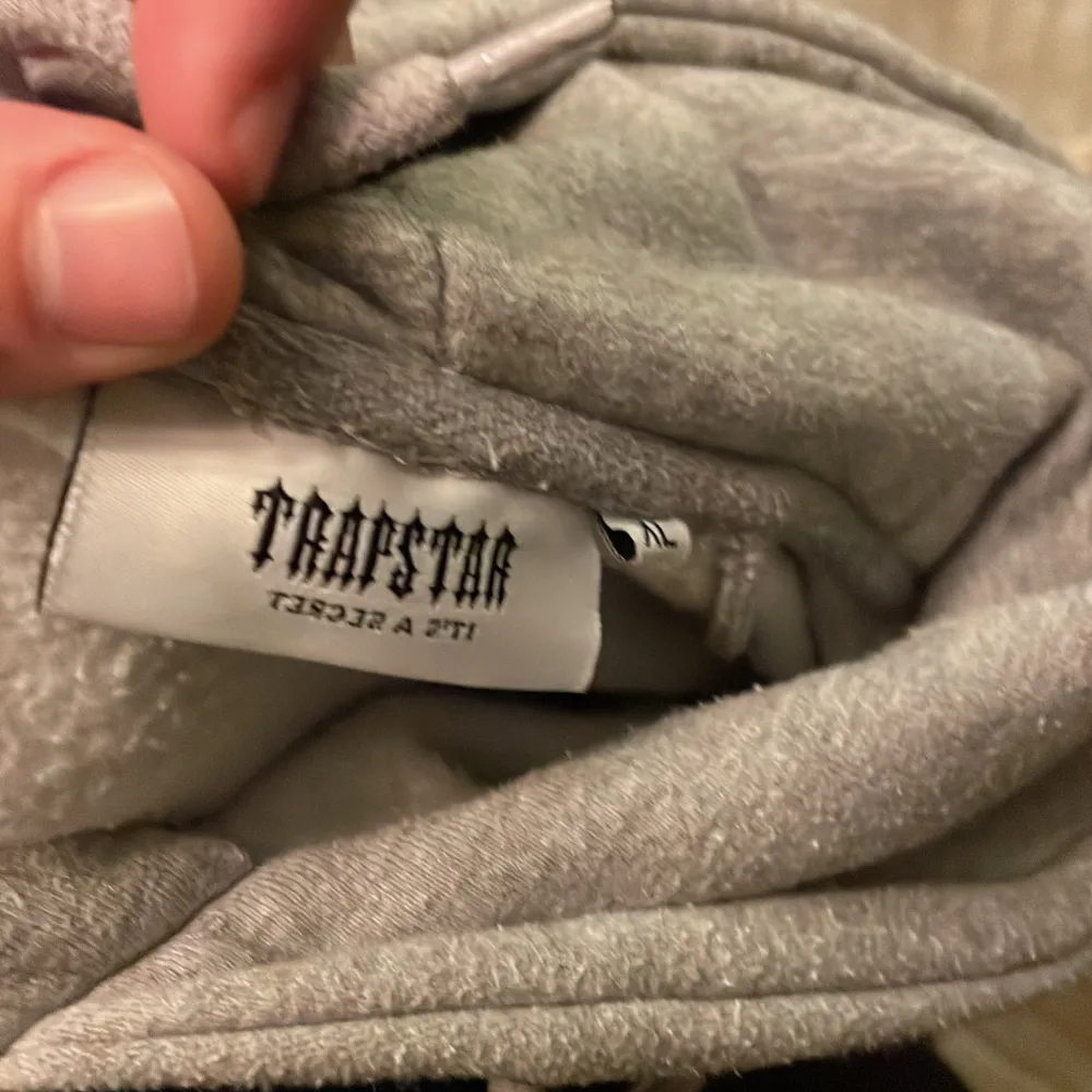 Trapstar hoodie äkta storlek Xl men passar mer som L. Tröjor & Koftor.