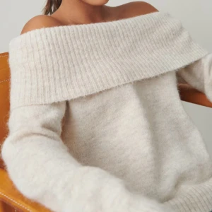 Beige offshoulder tröja - Säljer en supermysig beige offshoulder tröja i ullblandning. Perfekt för höst och vinter. Den har långa ärmar och en ribbad kant som ger en snygg detalj.🤩🤩