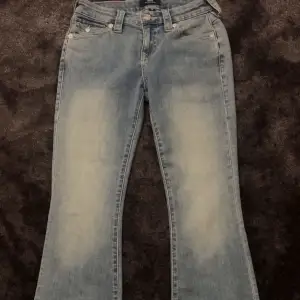 Säljer dessa jeans från true religion. Dom är i modellen becca och storlek 26. Dem är använda en gång så att dom är som nya. Hör av et för fler bilder