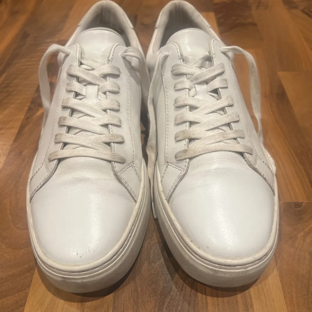 Säljer ett par vita sneakers i skinn med snörning. De är använda men är i bra skick. Original pris ligger på ungefär 800 kr säljer för 500 kr. (Priset kan diskuteras). Skor.