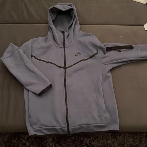 Nike tech - Storlek M. Skicket är som nytt knappt andvänts pga av att den va för liten för mig