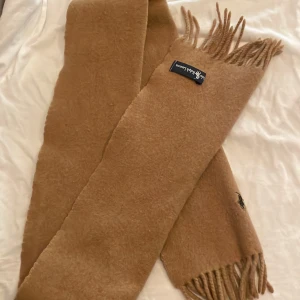 Ralph lauren halsduk - Tjo folket! Säljer denna tvär feta halsduken ifrån Ralph Lauren den är i ett topp skick materialet är i Kashmir. Säljer den för ett dunder pris. ( ny pris är på runt 1000kr) pris kan diskuteras 