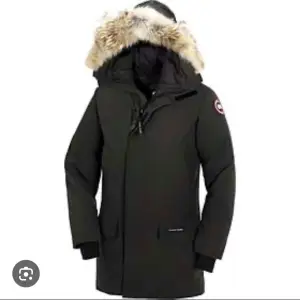 Säljer en svart parkajacka från Canada Goose i mycket bra skick. Jackan har en varm pälsfodrad huva och långa ärmar. Perfekt för kalla vinterdagar. Den har en dragkedja framtill och är superbekväm. Passar både till vardags och lite finare tillfällen. Köptes 2023 oktober är lite trött på den och ska köpa ett nytt tyvär kvitto hittas inte men säljs bilig