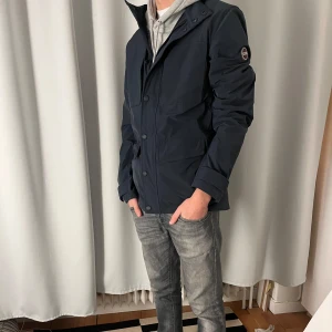 Mörkblå jacka från Colmar - Säljer en snygg mörkblå jacka från Colmar i mycket bra skick. Jackan är nästan helt ny, max använd 3 gånger. Ny pris: 3500. Mitt pris: 1850 Fråga på vid frågor! //Tom