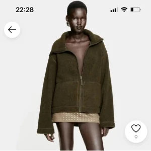 Teddyjacka - Säljer min populära H&M teddyjacka då jag köpte den i fel storlek tyvärr.. den är använd 1 gång bara så det är nyskick på den💕