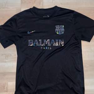 Säljer nu min Balmain x barcelona T-shirt. Den är knappast använd och är i mycket bra skick. Det är storlek S. 