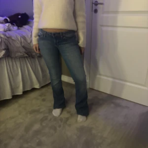 lågmidjade jeans - Säljer ett par snygga lågmidjade blå jeans i bootcut-stil. De är i bra skick och har en klassisk femficksdesign. Perfekta för både vardag och fest! Passar bra med en mysig tröja eller en snygg topp.