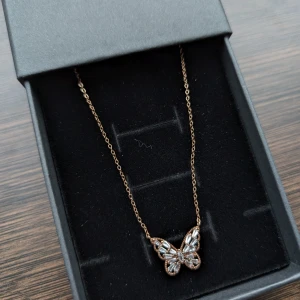 Fjäril halsband (VX103) - Silver s925, roseguld plätering.