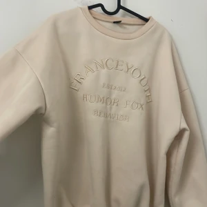 Beige sweatshirt  - Säljer en snygg beige sweatshirt, är perfekt för både höst och vinter. Den är i mycket bra skick. Den är i storlek L men den är liten i storleken så den passar folk med XS, S, M