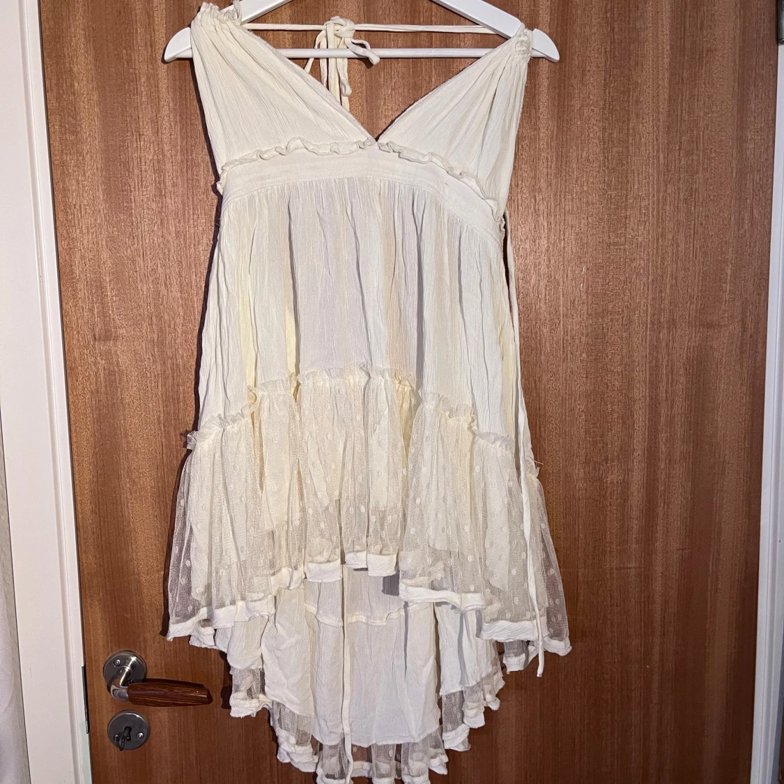 Vit sommarklänning med volanger