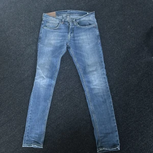 Blå jeans från Dondup - Säljer ett par snygga blå jeans från Dondup i bra skick. De har en klassisk femficksdesign och en bekväm passform. Perfekta för både vardag och fest! 🕺