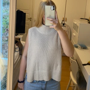 Stickad väst - Stickad väst ifrån CC heart i storlek XS, i gott skick. Pris är diskuterbart. 