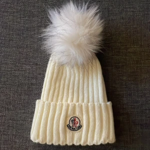 Vit  Moncler mössa  - Superfin vit mössa, skriv för mer info