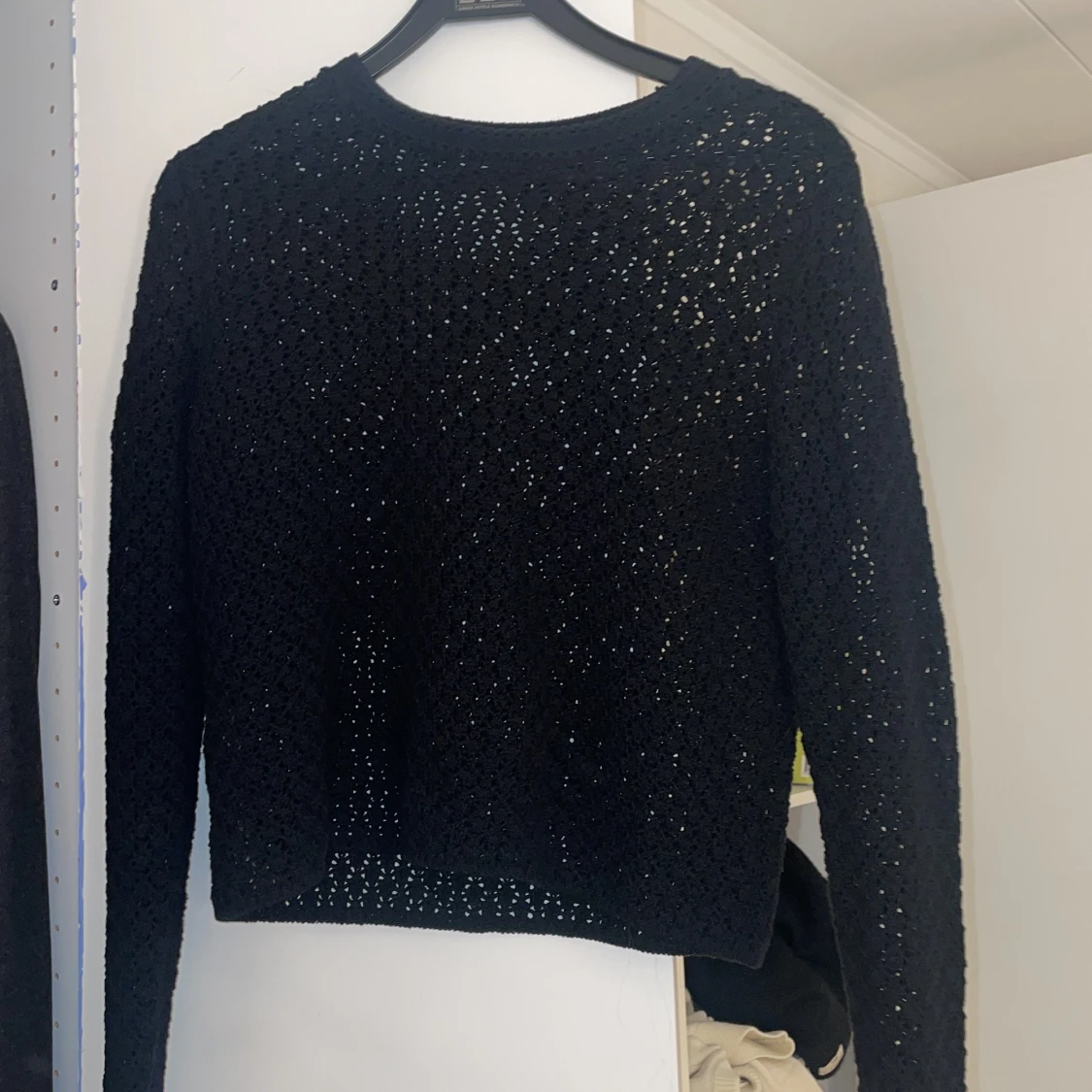 Svart stickad tröja med glittrande detaljer