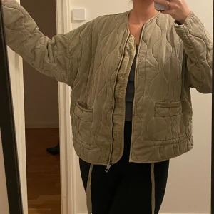 Jacka från zara  - Grön quiltad jacka från zara. Använd fåtal gånger. 