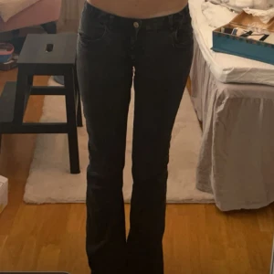 Svarta bootcut jeans - Säljer ett par svarta bootcut jeans i bra skick. Däremot nersydda men syns inte mycket när de sitter på. Tighta men passar mig som är 175. De är lågmidjade och har en klassisk femficksdesign med knappar och dragkedja fram. Perfekta för både vardag och fest! 🖤