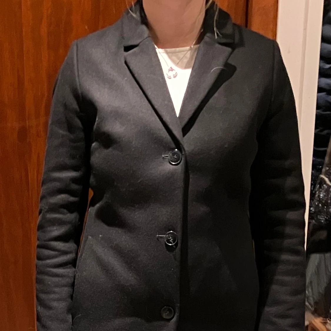 Svart kappa med knappar - 91