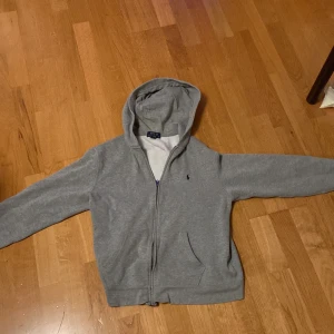 Raulh lauren zip hoddie i xs-s - Skick 9/10.  Kan ta emot byten,Tveka inte att höra av er vid frågor , kan gå ner i pris vid snabb affär 