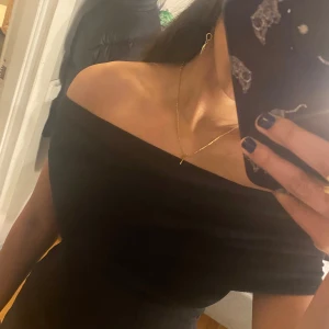 Svart offshoulder topp från NELLY⭐️🩷 - Säljer en super gullig svart offshoulder topp i storlek XS men passar även mig som ofta brukar ha storlek S i mina tröjor. Den sitter lagom tajt och känns inte alls obekväm när den väl är på. Perfekt för både skola och utekväll!💕. 