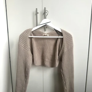 Stickad ”overshirt” - Superfin stickad kort tröja som är perfekt att ha till barärmade toppar. Speciellt när det blir kallare ute. Använd max 5 gånger.🤍🍂🐻