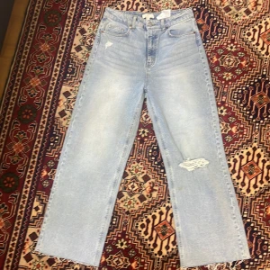 Ljusa jeans från H&M - Säljer ett par ljusa jeans från H&M i storlek EUR 42. De är för långa på mig, därav säljer jag de. Priset kan diskuteras.