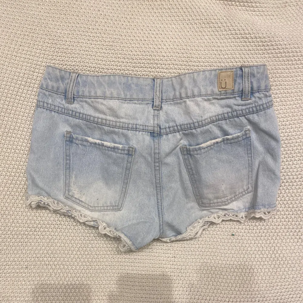 Säljer ett par ljusa jeansshorts från Ü i storlek 164. De har snygga slitningar fram och spetsdetaljer längs nederkanten! ❤️. Shorts.