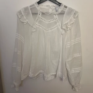 Vit Neo Noir blus - Vit neo noir blus i storlek S. Blusen är pösig så passar både för större och mindre storlekar (xs-m). Endast använd tre gånger så är fortfarande som ny. Säljes pga att den inte används. 🤍