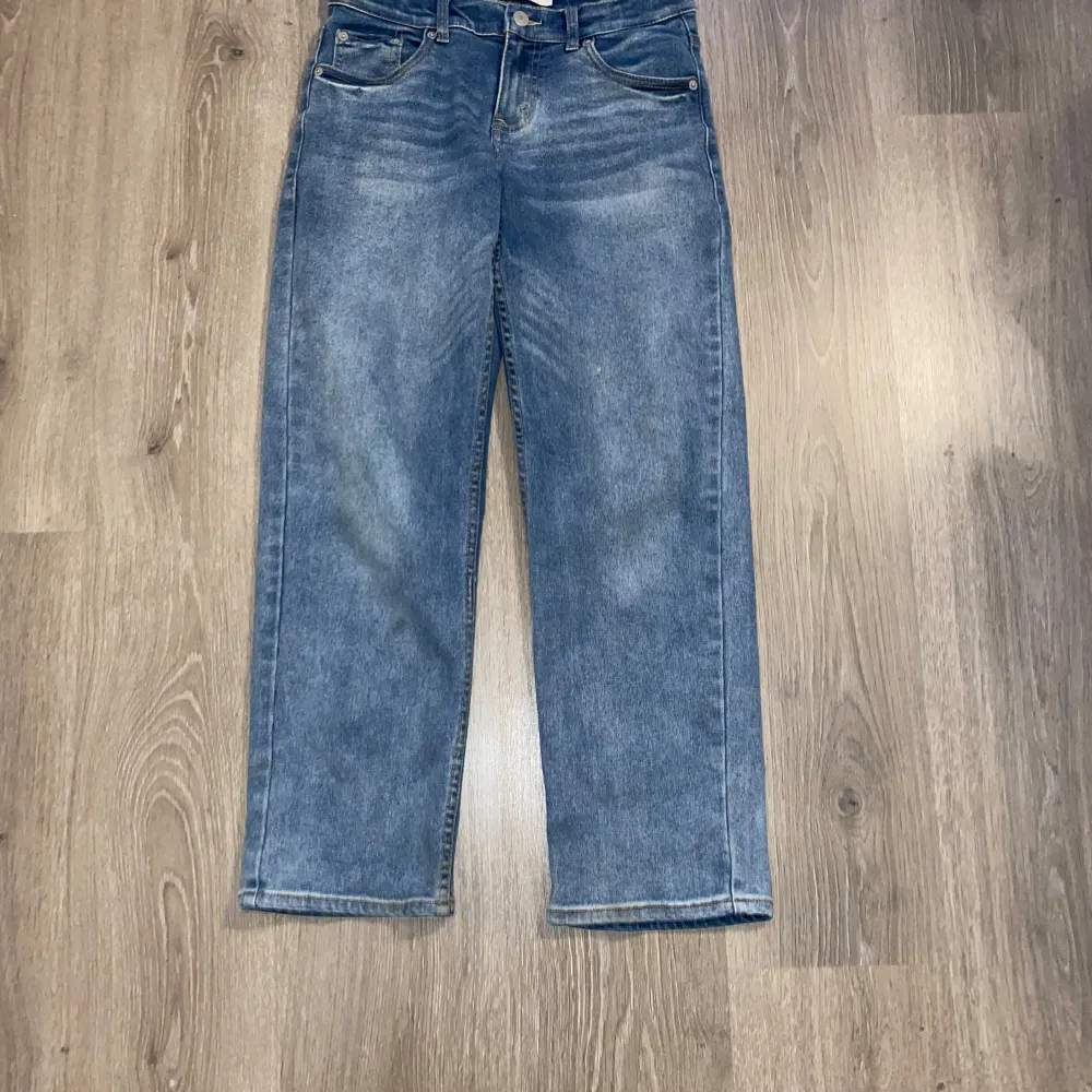 Säljer ett par snygga blå Levis jeans i loose taper-stil. De har en klassisk femficksdesign och är i mycket bra skick. Perfekta för en avslappnad look och passar till alla säsonger. Midjan är midwaist och de har en bekväm passform. Byxorna är stora i storleken. Pris kan diskuteras.. Jeans & Byxor.