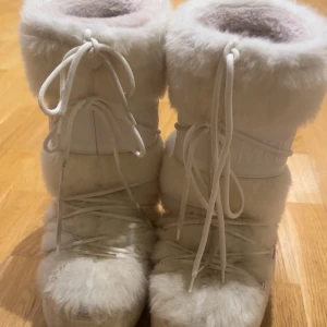 Vita Moon Boots med päls - Supercoola vita Moon Boots med fluffig päls och snörning. Perfekta för vinterns kalla dagar och ger en riktigt mysig känsla. Dom är båda fina och håller fötterna torra och varma. Ett måste för alla som älskar att vara ute i snön! Nypris 3399kr💌