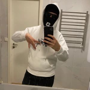 Vit Stussy hoodie + Kvitto - Säljer en vit hoodie från Stussy i helt nytt skick, tyvärr så passade den inte mig och därför säljer jag den. Den har en stor svart logga på framsidan och en skön medelstor. Perfekt för en baggy stil eller streetwear. Passar både till vardags och chillkvällar.